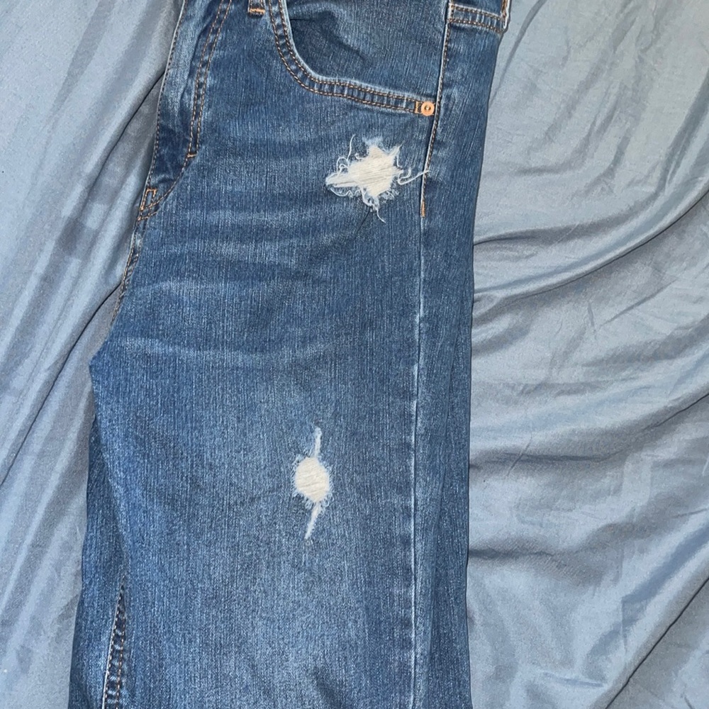 Skinny jeans with holes